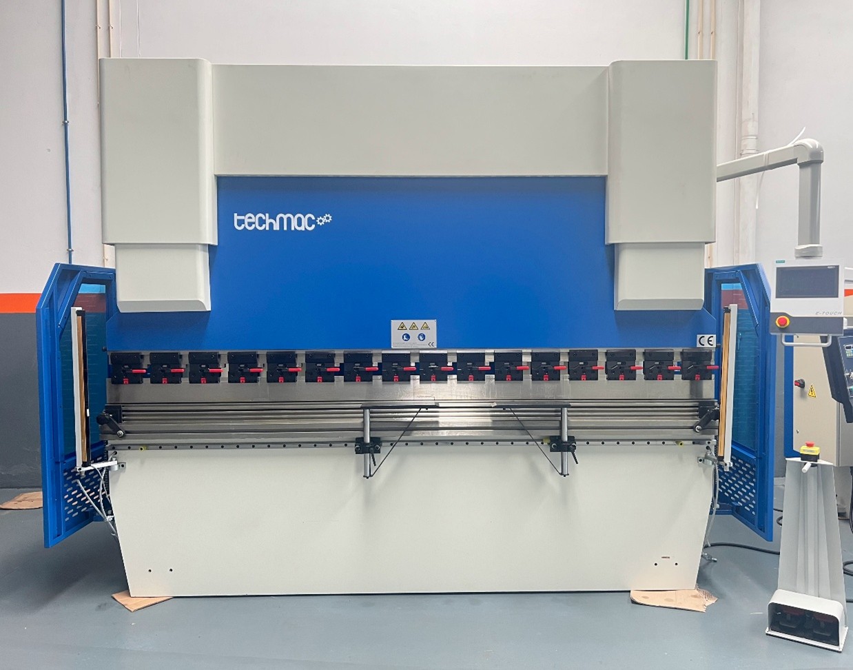 QUINADORA CNC TECHMAC HBS 125-3200